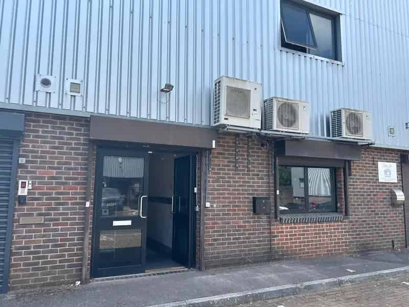 Yateley Business Unit: Modern Office Space with Parking