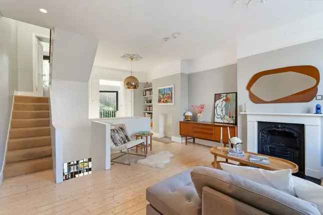 Detached House for Sale in London N1