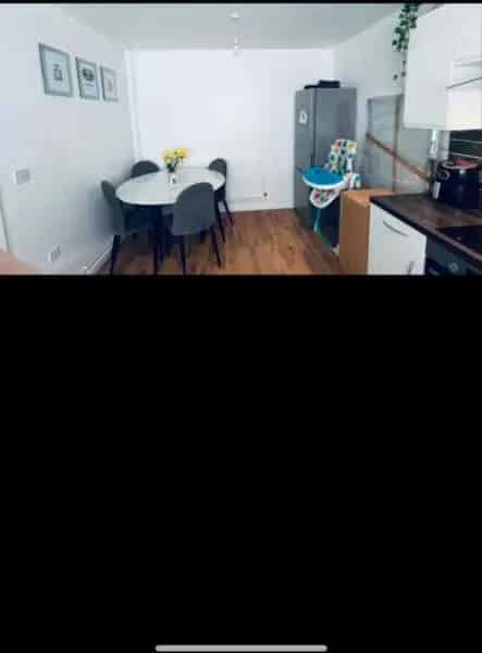 2 Bed House Near Shops Schools Parks