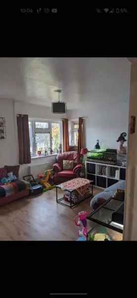 2 Bed Flat Stretford Urmston Border Large Living Room Close to Amenities