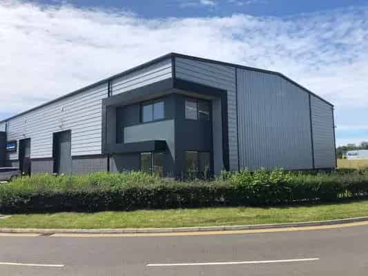 Warehouse to Rent 9 Parking Spaces Concrete Loading Area