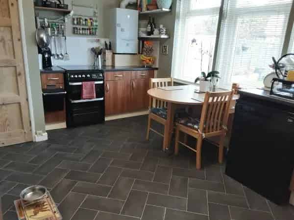 2 Bed Ground Floor Flat with Huge Gardens and Wet Room