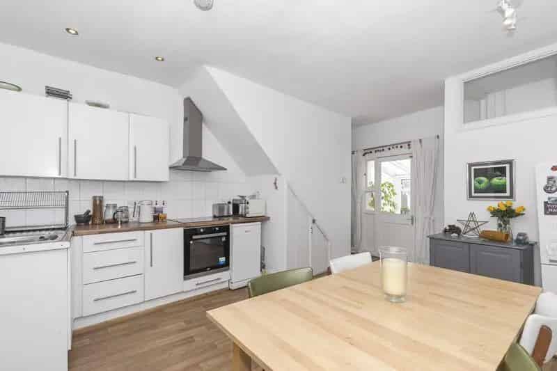 2 Bedroom Maisonette with Rooftop Garden Near Church Road and Kingswood High Streets
