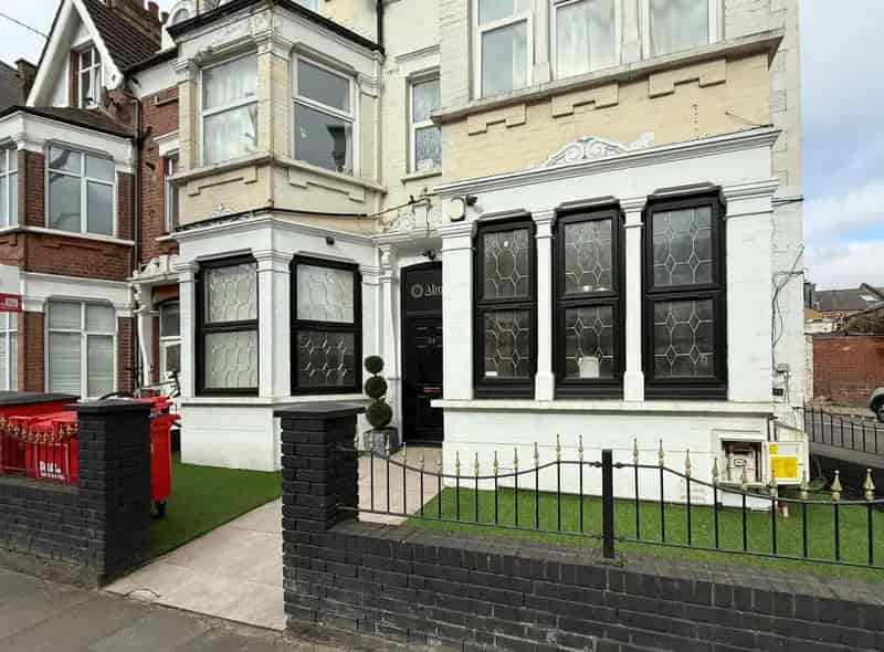 Cricklewood Dental Practice 3 Medical Rooms  Class E