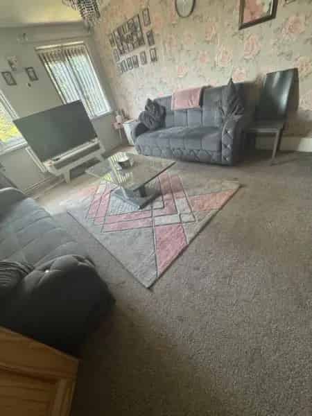 3 Bedroom Maisonette with Garden and Balcony Near Schools and Shops