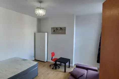 3-Bedroom Flat Share in Moss Side Manchester - All Bills Included