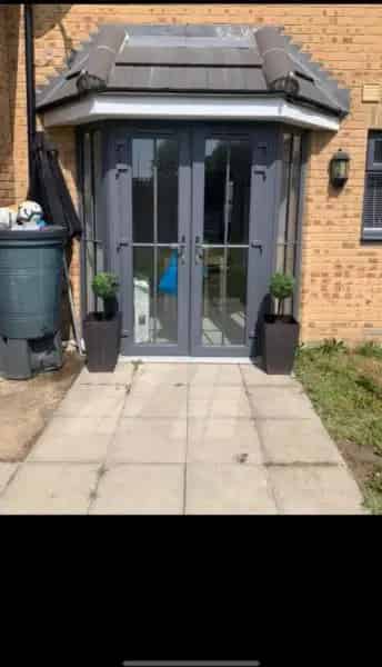 8 Year Old 3 Bedroom House Near Shops Schools