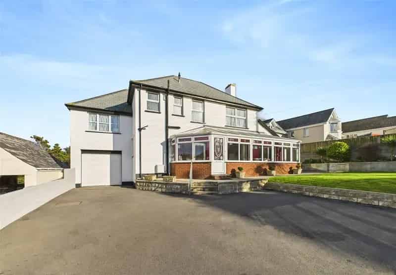 5 Bedroom Detached House for Sale Near Beach