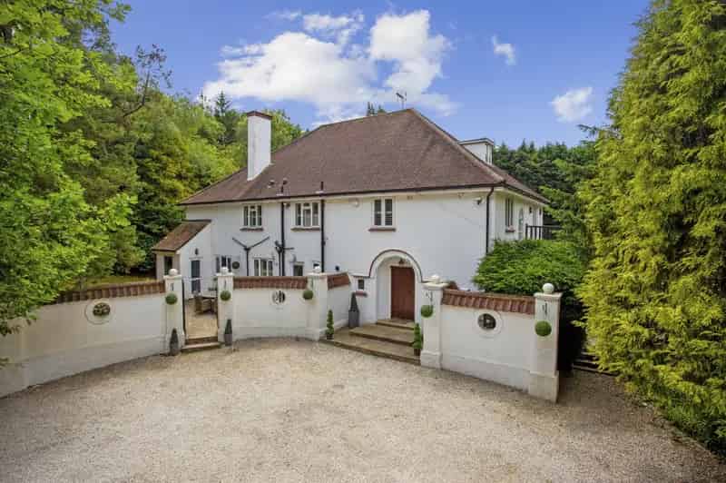 6 Bedroom Detached House with Pool and 1.5 Acres