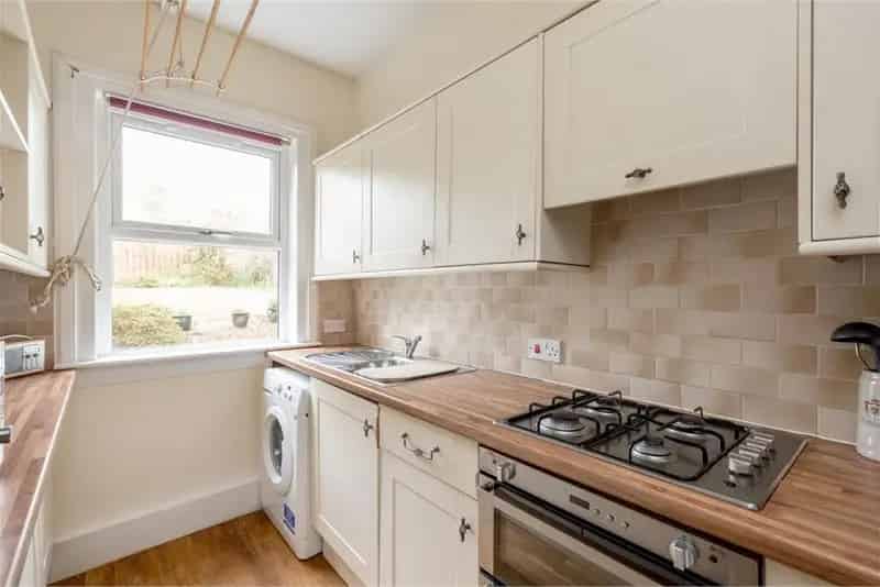 2 Bed Flat Lower with 2 Reception Rooms Amazing Gardens