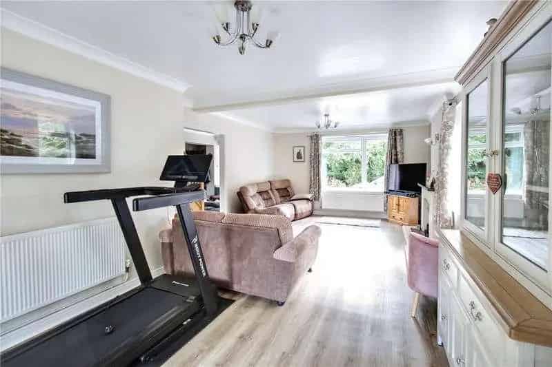 4 Bed House For Sale - Extended Family Home with Large Garden and Double Garage