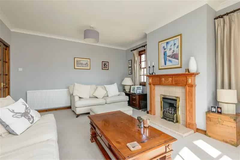 4 Bed Detached House with 2 Reception Rooms and Gardens