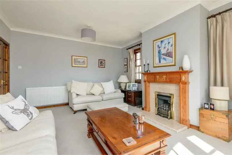 4 Bed Detached House with 2 Reception Rooms and Gardens