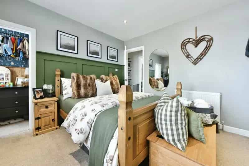 Spacious Family Home Two Double Bedrooms Modern Kitchen Rear Garden