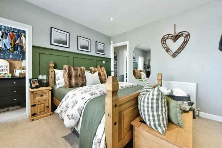 Spacious Family Home Two Double Bedrooms Modern Kitchen Rear Garden