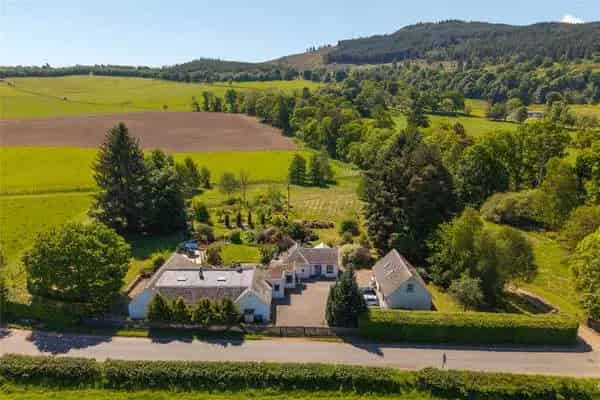 Lochlane Smiddy: 4-Bedroom Cottage with Annexe and Garden