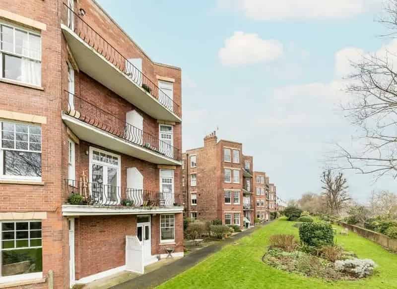 3-Bedroom Flat with Private Garden and River Views near Hammersmith Bridge