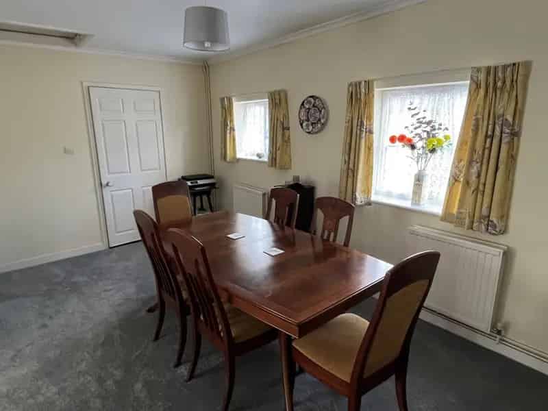Recently Refurbished 2-Bed Detached Bungalow Hartfield