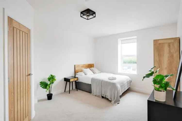 Ensuite Room in 3-Bed Flat Church Road BS5