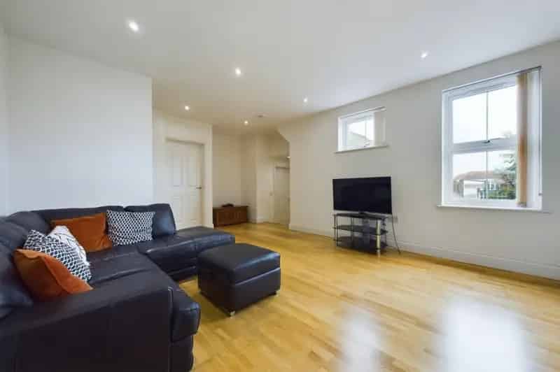 2 Bedroom Flat Folkestone First Floor Apartment With Parking
