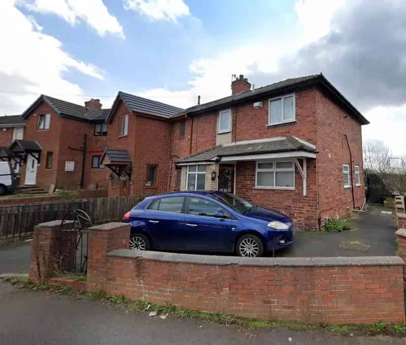 Spacious 3-Bedroom House Near Merrihill Shopping Centre