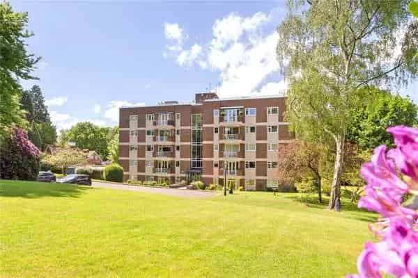 Ascot Towers Apartment: First Floor, 2 Beds + Study, Double Garage, Landscaped Gardens