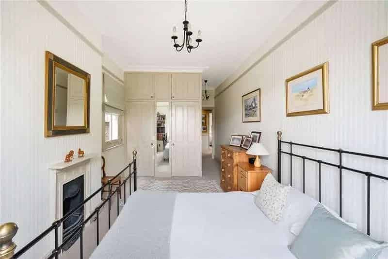 5 bed house for sale