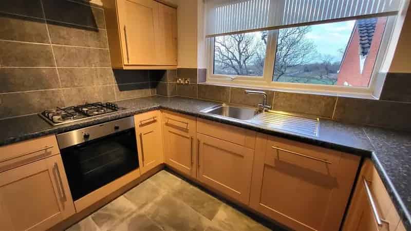 Spacious 2 Bed Top Floor Apartment Near Gordon Hill Station Enfield