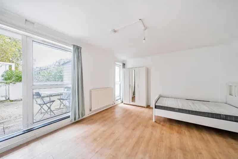 3 Bedroom Flat near Shoreditch  Chain Free