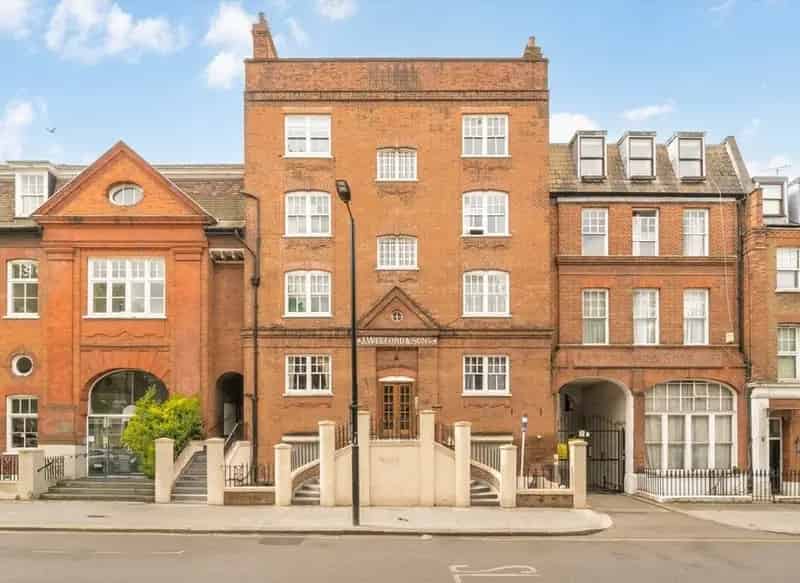 Third Floor Flat near Paddington with En Suite and Sash Windows