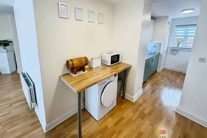 Two Bedroom Flat To Let - Modern Open Plan Living with Parking