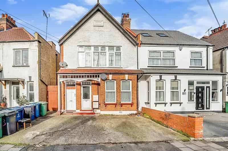 Two Bedroom Ground Floor Flat Harrow Town Centre Share of Freehold