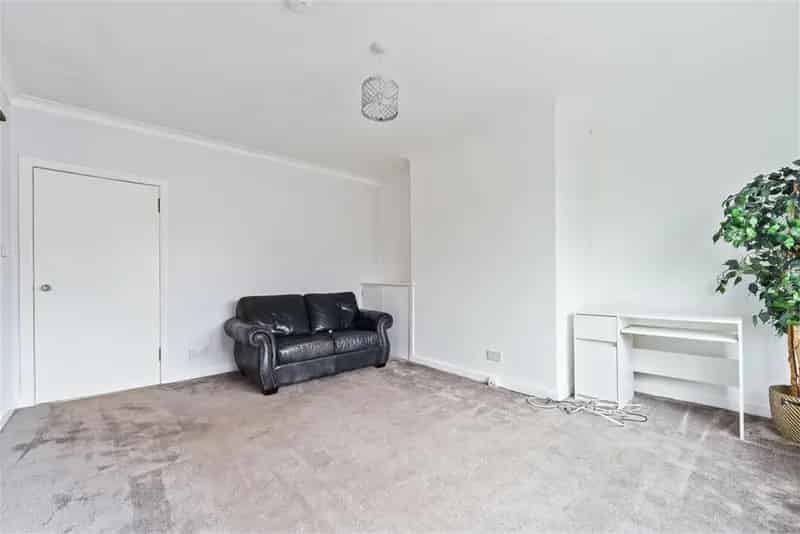 2 Bed Flat - Upper with 1 Reception Room