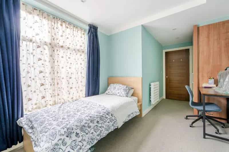 Modern 2-Bedroom Apartment in Clerkenwell with Green Views