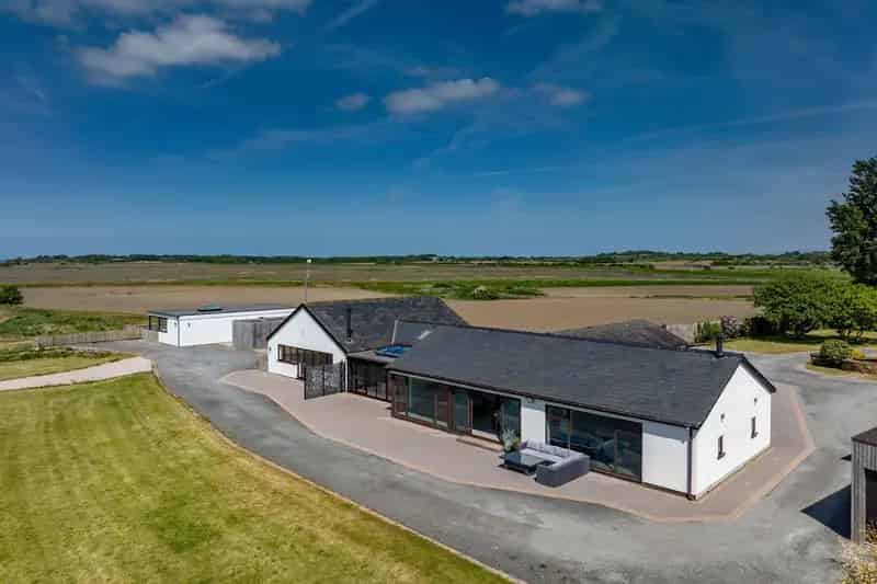 8-Bedroom Detached House with Annex and River Views