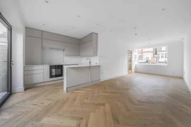 3 Bedroom House with Off Street Parking and High End Appliances
