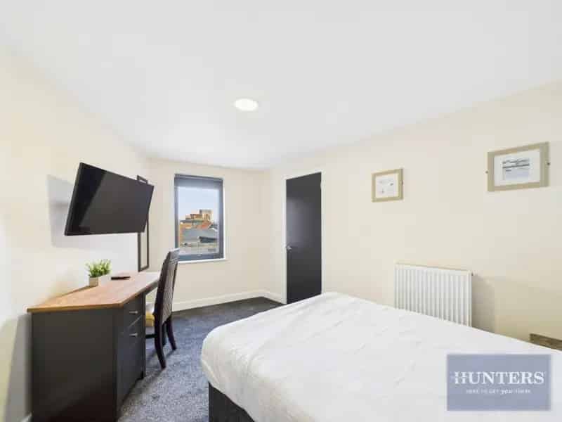 1 Bedroom Penthouse Apartment near Gloucester Quays