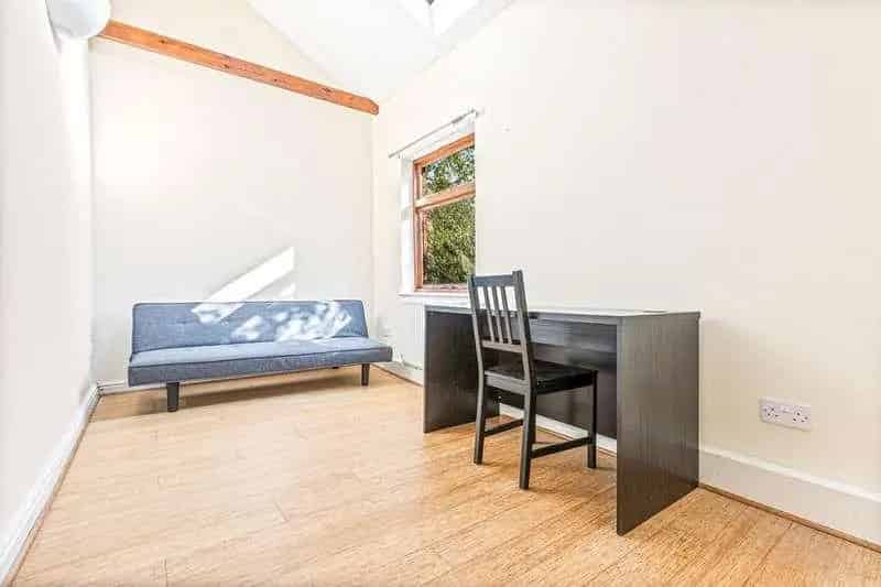 2 Bed House for Sale Spacious 2 Shower Rooms Good Garden No Chain