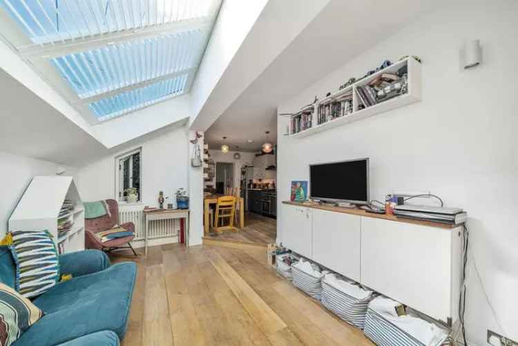 Flat For Sale in London, England