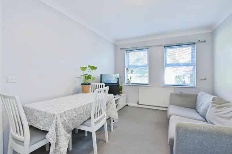 2 Bedroom Ground Floor Flat for Sale - No Onward Chain