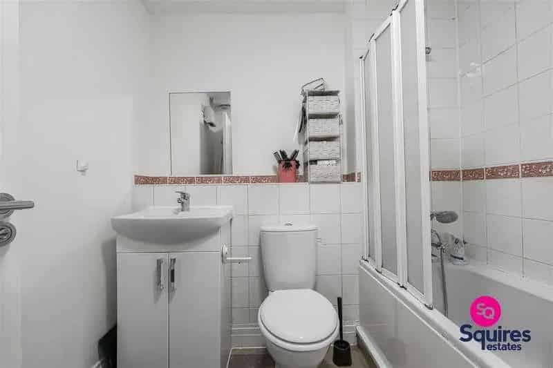 2 Bed Flat for Sale Woodside Park Chain Free
