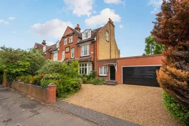 5 Bedroom Semi-Detached House for Sale in West Wimbledon