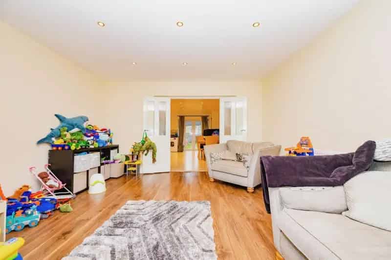 Extended 2 Bed House Near Amenities and Schools