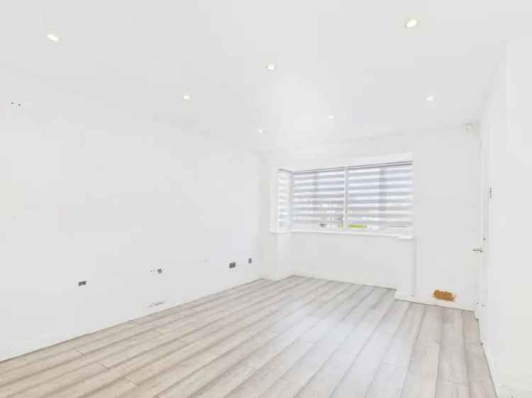 4 Bedroom House For Sale Ample Parking Modern Kitchen Family Bathroom