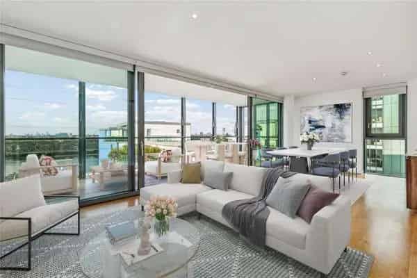 Stunning Riverside Apartment with Gym and Pool