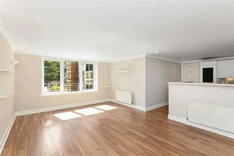 2 Bed Flat Abbeyhill Edinburgh - Modern Flat with Parking