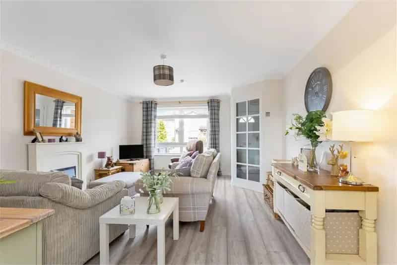 3 Bed House - End Terraced with 2 Reception Rooms