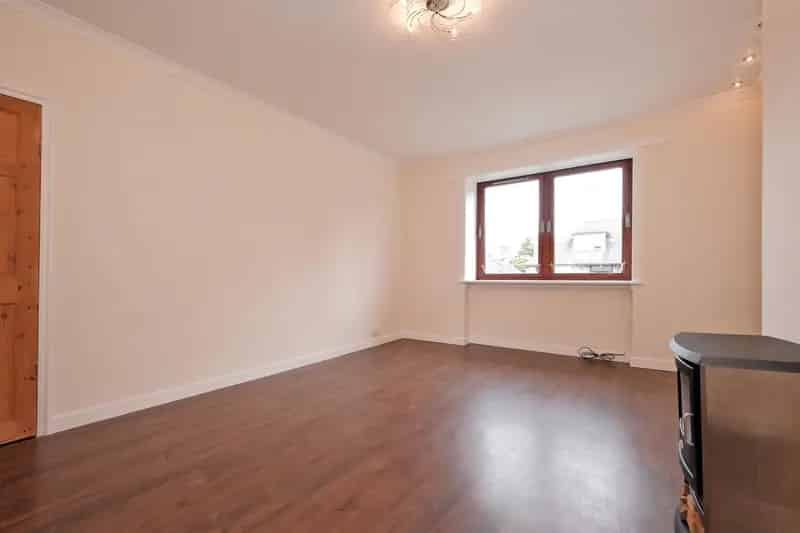 Spacious 3-Bedroom Flat in Aberdeen with GCH and DG