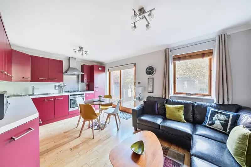 Streatham Common View Property Near Transport and Amenities