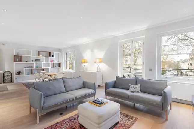 Flat to rent in Gloucester Square, Hyde Park, London W2